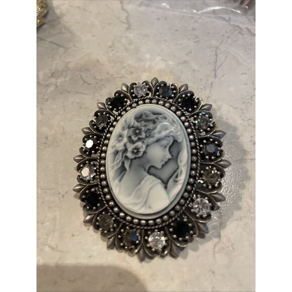 Unbranded Jewelry - Victoria Style Cameo Brooch Beauty Portrait Queen Victorian Style Pin